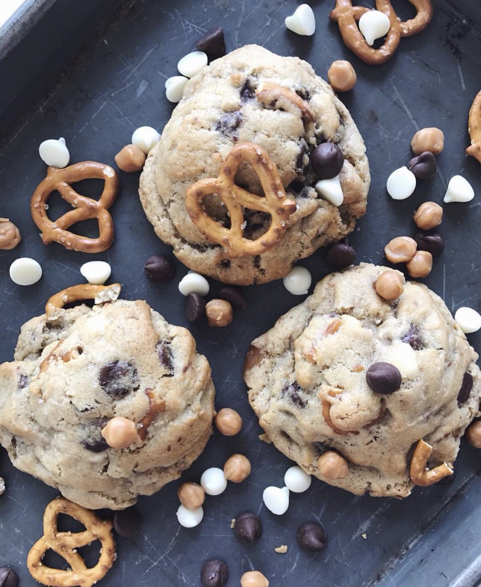 cookie_fix's tweet image. It’s happy #FRIYAY around here because we have a new spring addition! Introducing *drum roll please* the ⚾️GRAND SLAM⚾️ This chocolate chip cookie is packed with caramel bits, white chocolate, and pretzel!🤩🍪❤️ Come try one today! #SweetandSalty #CookieFix #Cookies
