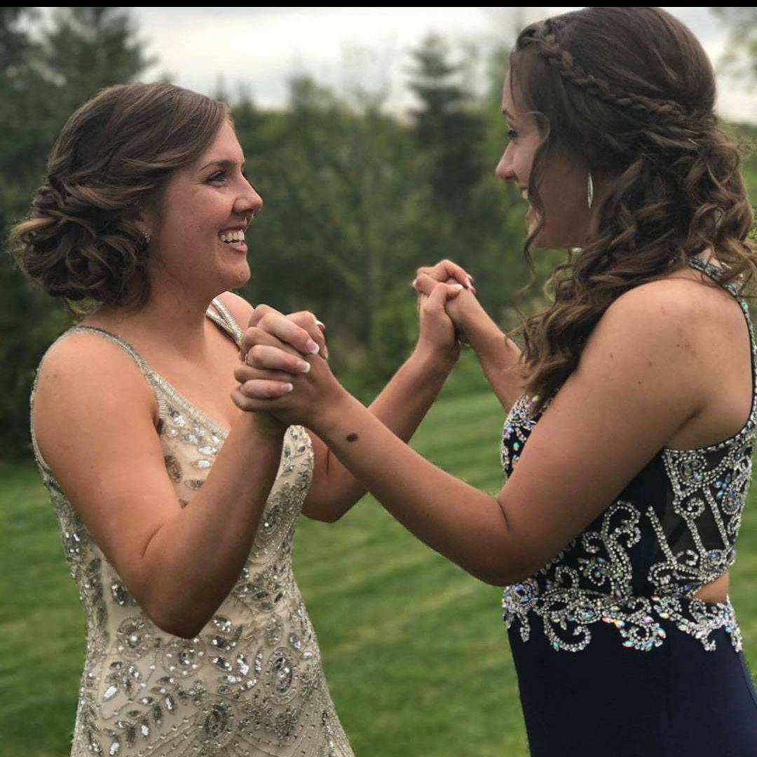 opalizay17's tweet photo. Happy Birthday Gorgeous! @anne_kocher5 Hope it's an amazing day!  Glad you always look tan next to me 😒 Love you! 💕 https://t.co/rogCjoyc20
