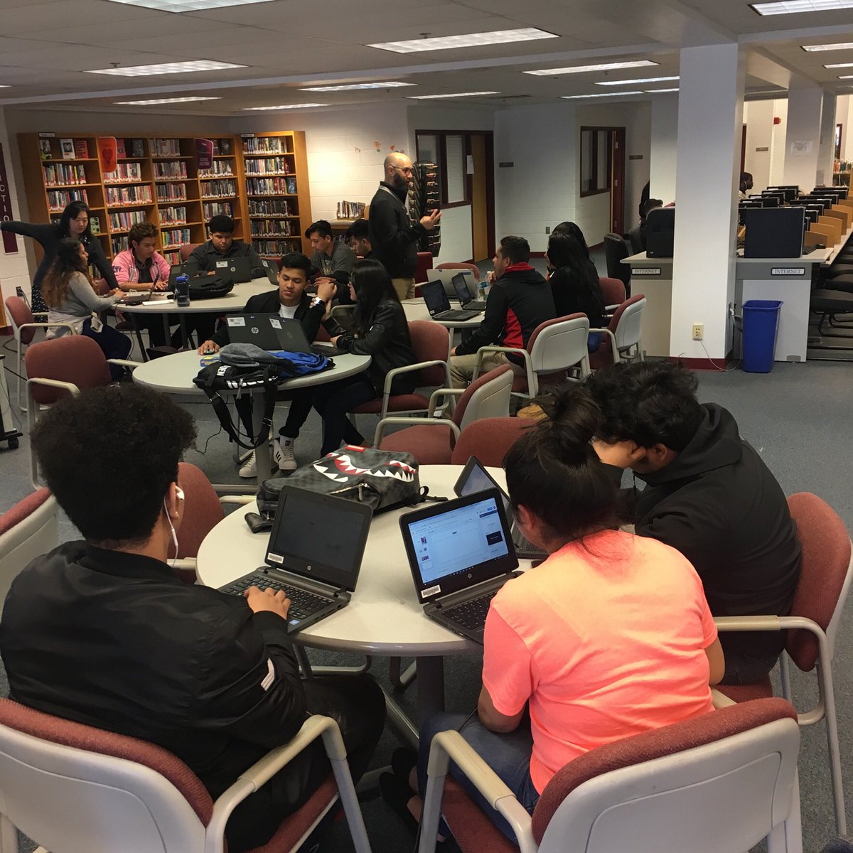 LibraryMvhs's tweet photo. Mr. Lubas’ students are inquiring &amp; creating. #schoollibrarymonth #mvhsreads #mvhslearns #learningwithmvhs #majorpride #fcpslibchat #FCPSOn @MVMAJORS @TheVernonVine @AP_MVHS @fcpssecliteracy @FCPSR3 https://t.co/ddw0QT98Iv