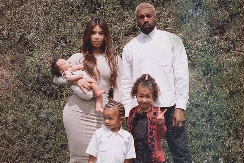 EsGlamMag's tweet photo. Así se hizo el primer retrato familiar de Chicago West Kardashian
 https://t.co/WFcH4c5i9w
#Celebrities #Kardasian #KimKardashian #KanyeWest
@KimKardashian 
@GOOD_kanyewest https://t.co/Sl7hega0L9