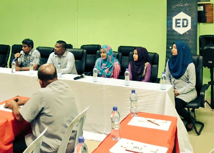 ED_Maldives's tweet photo. DM Adam Thaufeeg met with the SMEs of L. Fonadhoo and highlighted to them the initiatives of govt for SME Development &amp; discussed on their challenges &amp; issues. #BusinessForum #SME https://t.co/8N3shPnBRH