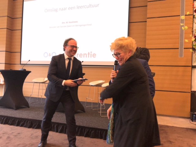 OenO organisaties roepen politiek en overheid op #levenlangontwikkelen in praktijk te komen bekijken. <a href="/AdrianaStel/">Adriana Stel</a> van @STOOFonline overhandigt hiervoor  1e ‘voucherboekje voor werkbezoeken’ aan minster SZW <a href="/wkoolmees/">Wouter Koolmees</a> #oenoconferentie