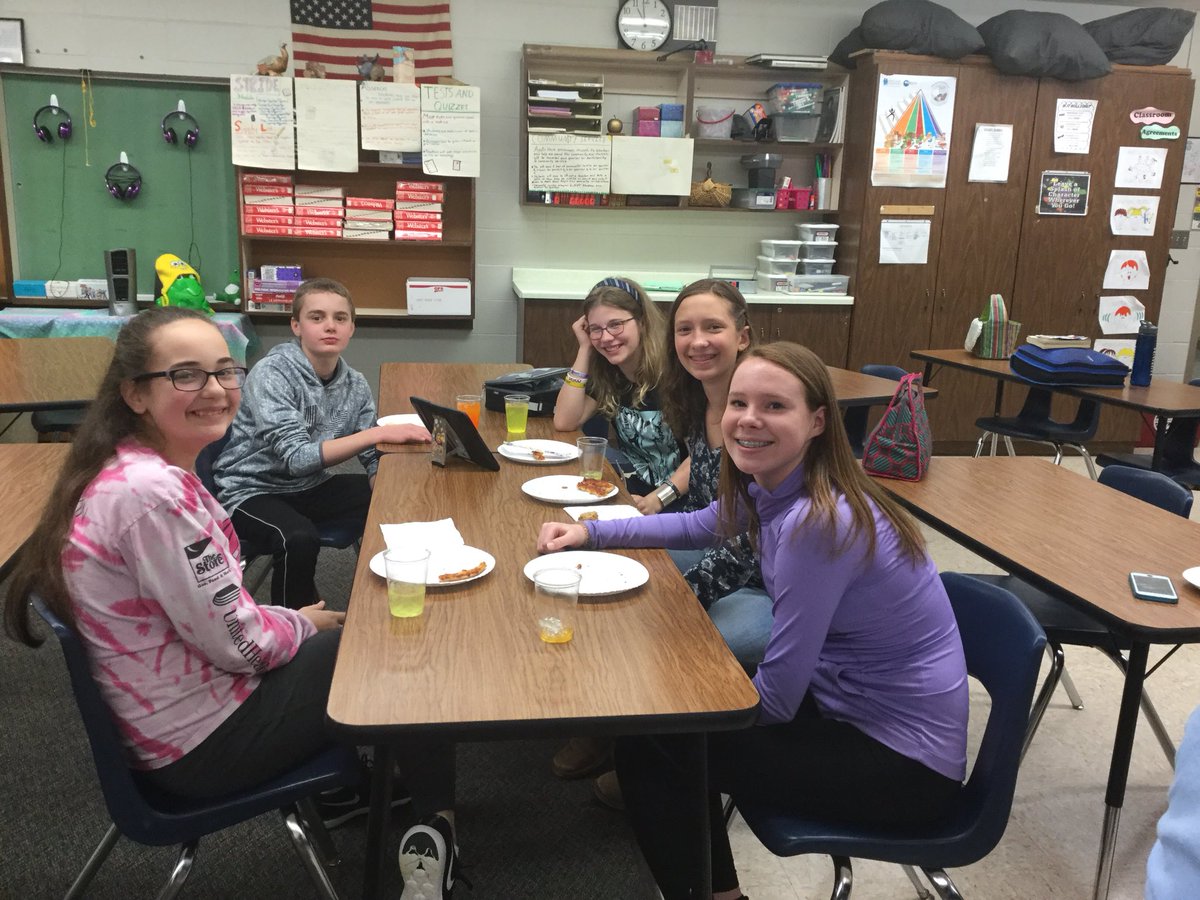 DeniseGering's tweet photo. Kudos to these Apollo House students for qualifying for the 3rd Quarter Community Service Incentive lunch. @DeniseGering @hssdbv https://t.co/1amtelX3Zb