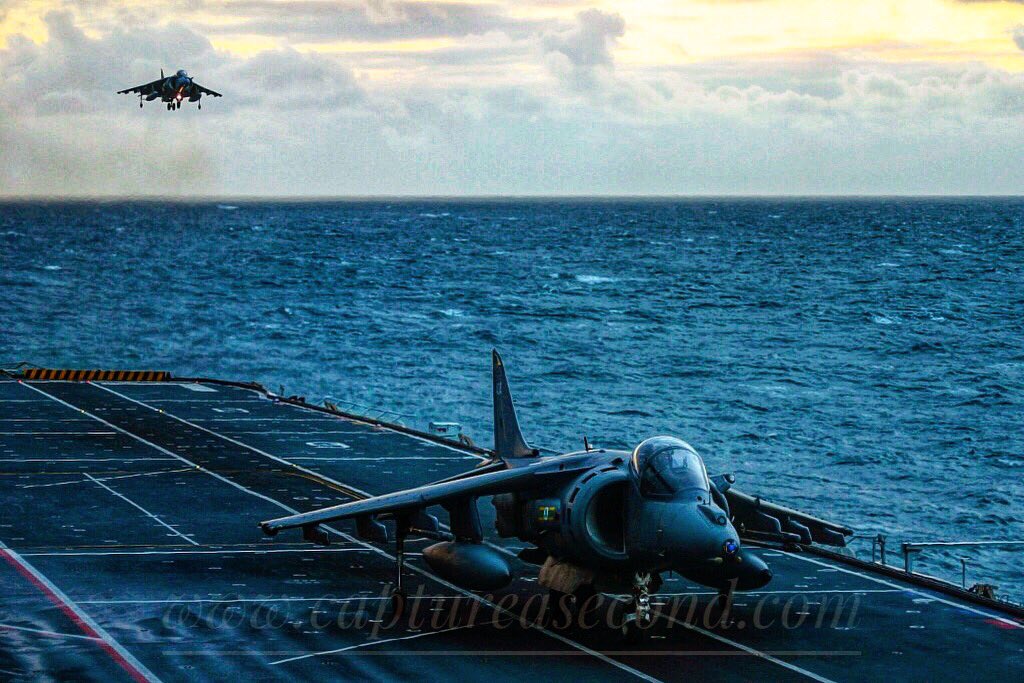 Dusk landings onboard HMS Illustrious. #raf #royalnavy #hmsillustrious #harrier #harrierfriday #captureasecond <a href="/IllustriousAsso/">HMSIllustriousAssoc</a>