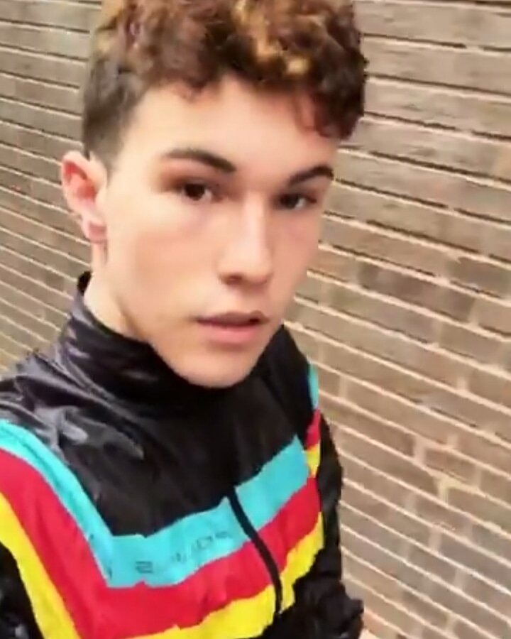 Es una locura odiar a todas las rosas solo porque una te pinchó. Renunciar a todos tus sueños porque una de ellos no se realizó. MauroCyan via insta histori.😍😍
