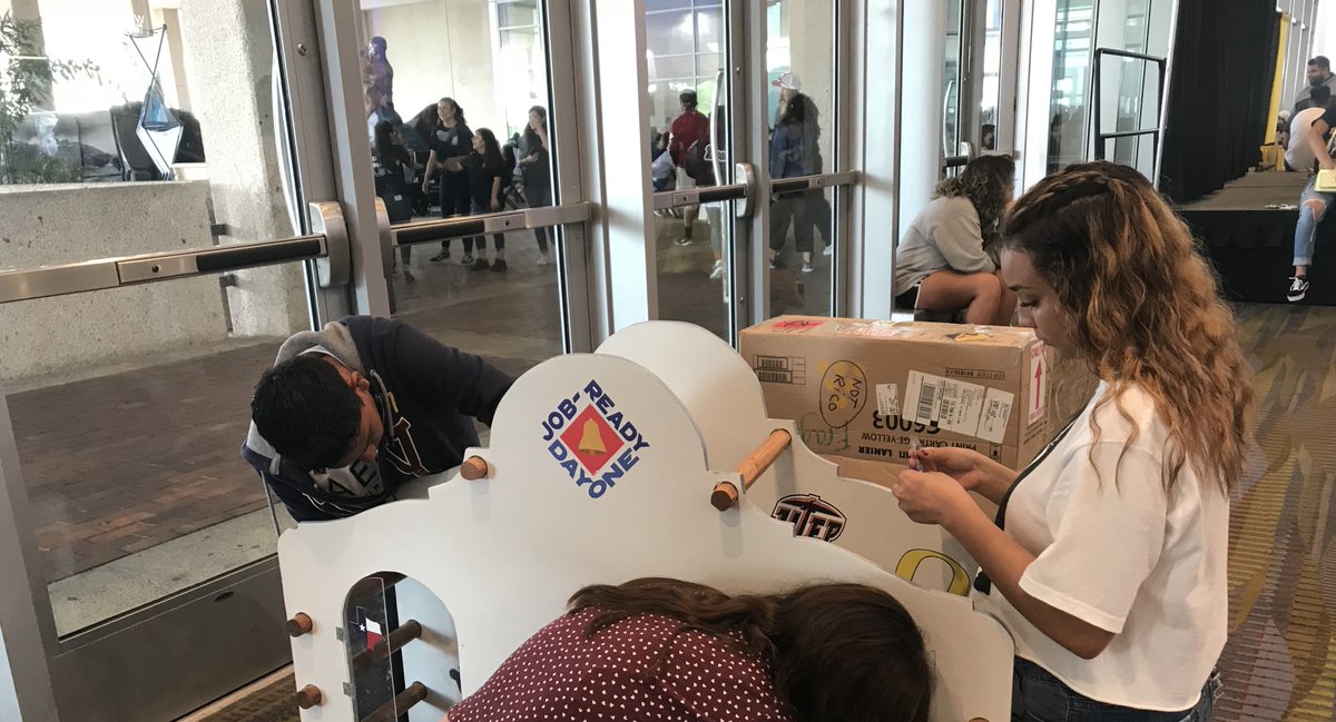 Chapter3562's tweet photo. #sehsthebest #soarwithpride how cool is this!! My students helping out their fellow classmates on their project!! Beautiful display of togetherness!! https://t.co/yyHKTP8NOR