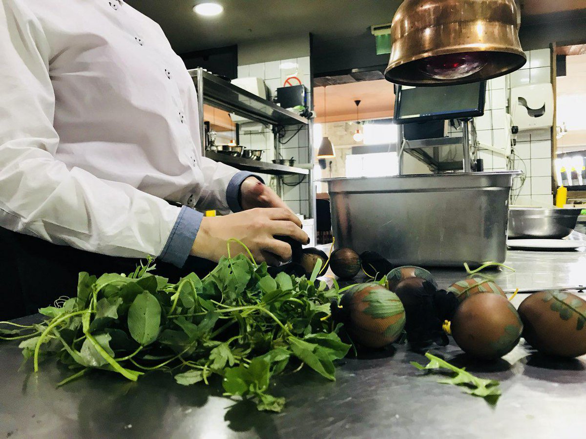 Farbamo jaja i pripremamo trpezu.
Na tradicionalan način.