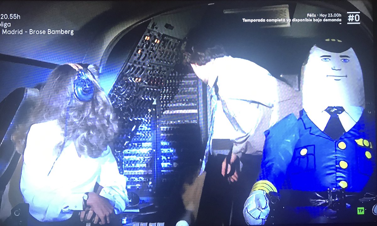 esteban_pacios's tweet photo. Ahora mismo en #0 @MovistarPlus #aterrizacomopuedas #airplane
Es una obra de arte!!!
No hay suficientes #oscar para el #pilotoautomatico y el #DrRumack https://t.co/MP7We7yJ1T