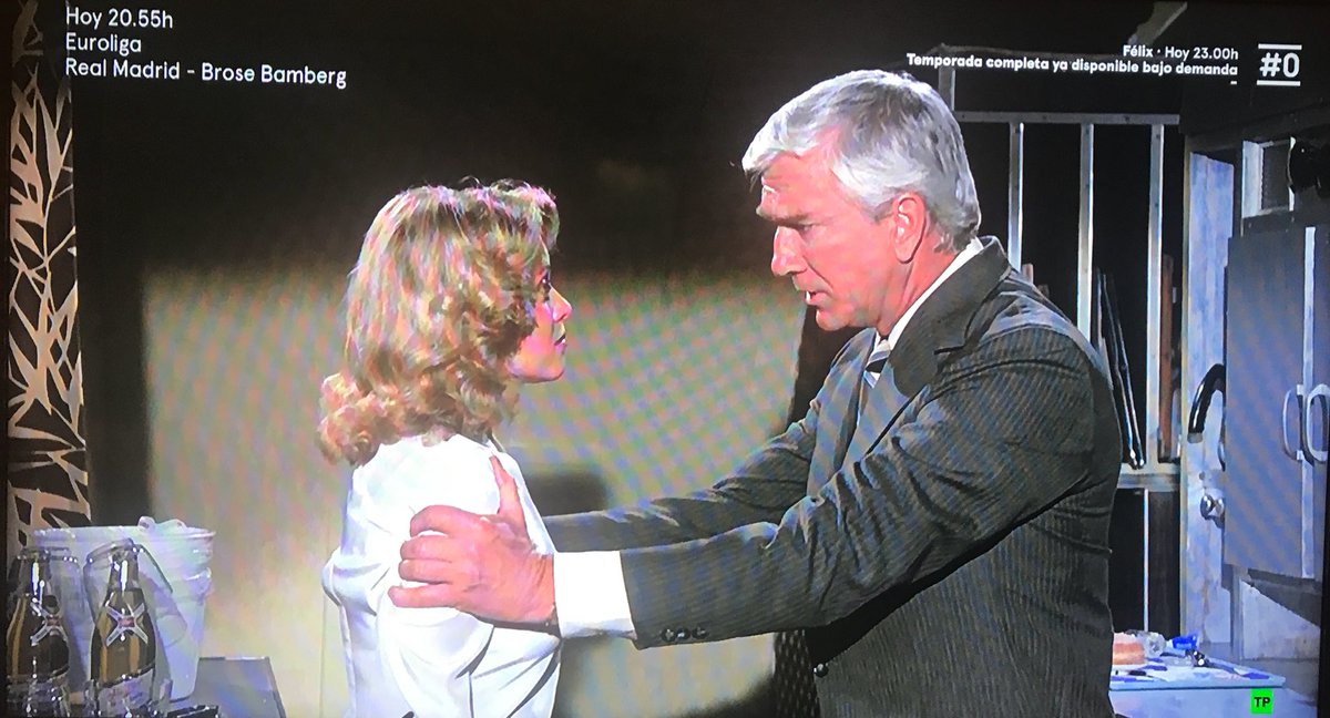 esteban_pacios's tweet photo. Ahora mismo en #0 @MovistarPlus #aterrizacomopuedas #airplane
Es una obra de arte!!!
No hay suficientes #oscar para el #pilotoautomatico y el #DrRumack https://t.co/MP7We7yJ1T