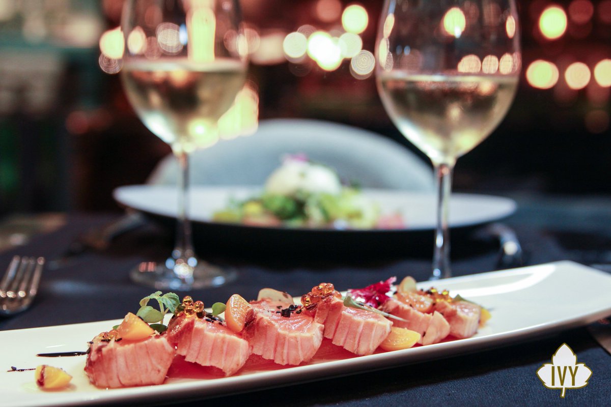 Llegó el #FelizFinDeSemana y con él las deliciosas cenas con música en vivo de #IvyRestoLounge 😬 ¿Ya tienes tu reserva? - ivyrestolounge.es #Felizviernes #gastronomia #barcelona #finde