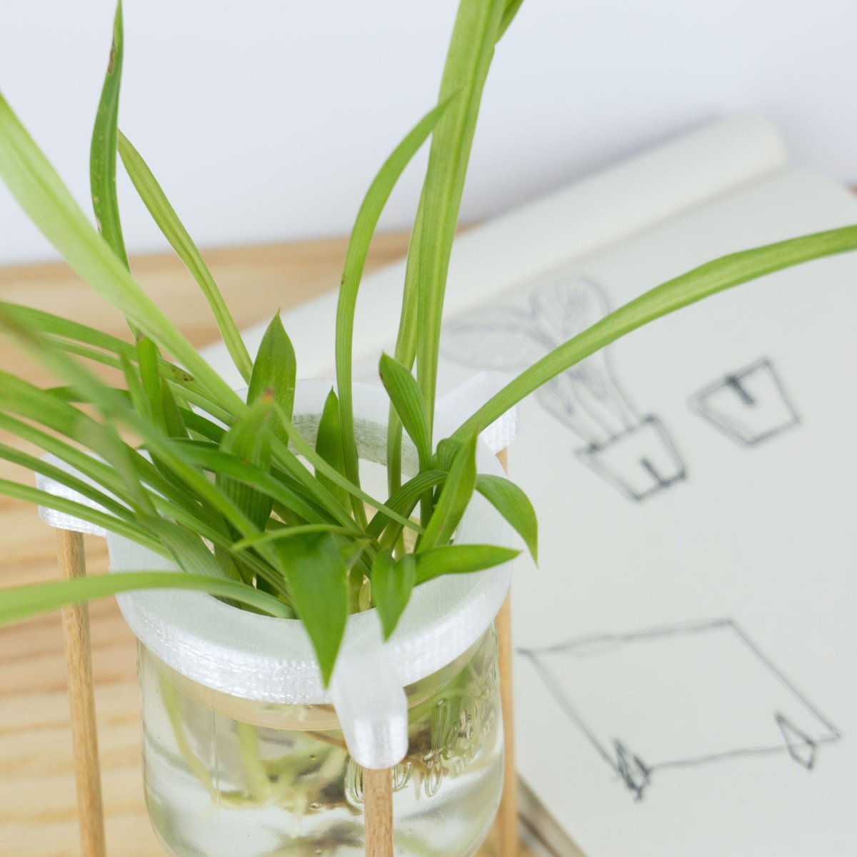 Gros plan sur un nouveau matériau : du PET transparent. Après de débuts difficiles, les impressions se sont améliorées et maintenant tout rend très bien. Les reflets argentés nous ont surpris car ils n’apparaissent pas à toutes les couches. 

Modèle 3D à retrouver sur <a href="/Cults3D/">Cults.</a>