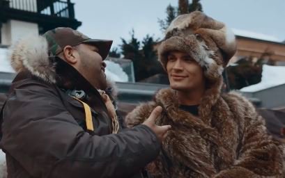 .<a href="/koen_kardashian/">Koen Kardashian</a> in tranen als <a href="/BraceNL/">Brace</a> 'flink zijn' voor hem zingt in de sneeuw ad.nl/video/brace-zi…