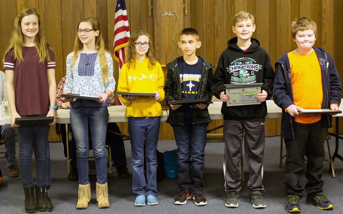 TheDailyForum's tweet photo. Maryville Optimist Club honors local young people for achievement, anti-drug posters.
https://t.co/ciphujOdgh https://t.co/U9UWkYJSYd