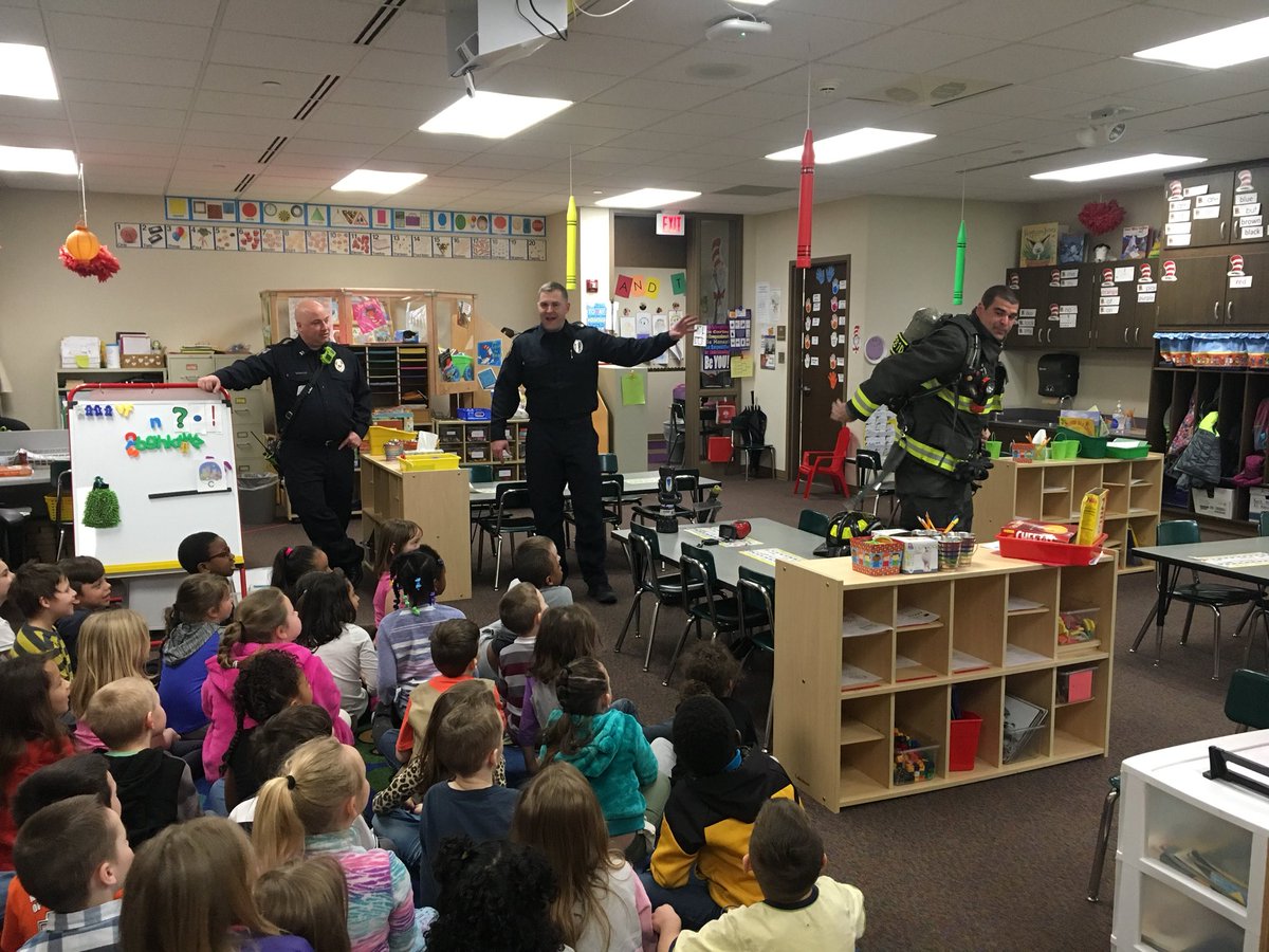 mrsfrederickSFE's tweet photo. Career day fun with a farmer and @Waynetwpfire 😃#wearewayne #stoutfieldgood https://t.co/amZA1Nhqjo