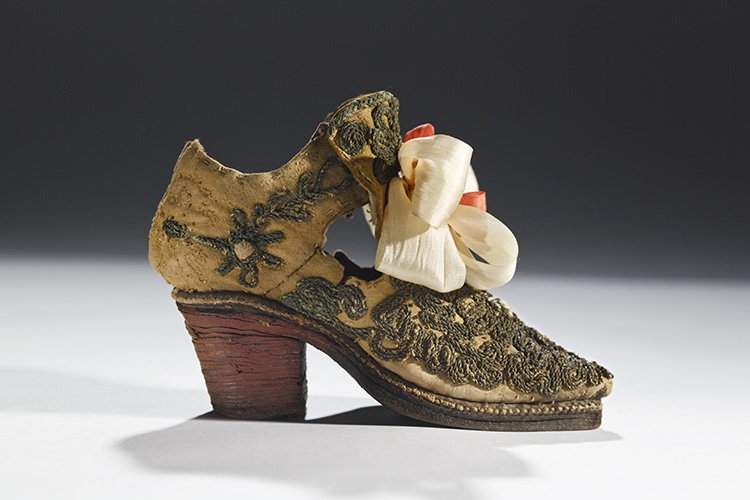batashoemuseum's tweet photo. #FashionHistoryFriday In 17th century, privileged children, as well as adults, wore shoes with high heels. A boy most likely wore this elaborately decorated suede leather shoe, as suede had gone out of fashion for females in France by 1680.  #shoeoftheday https://t.co/z9Eo7f1DHp