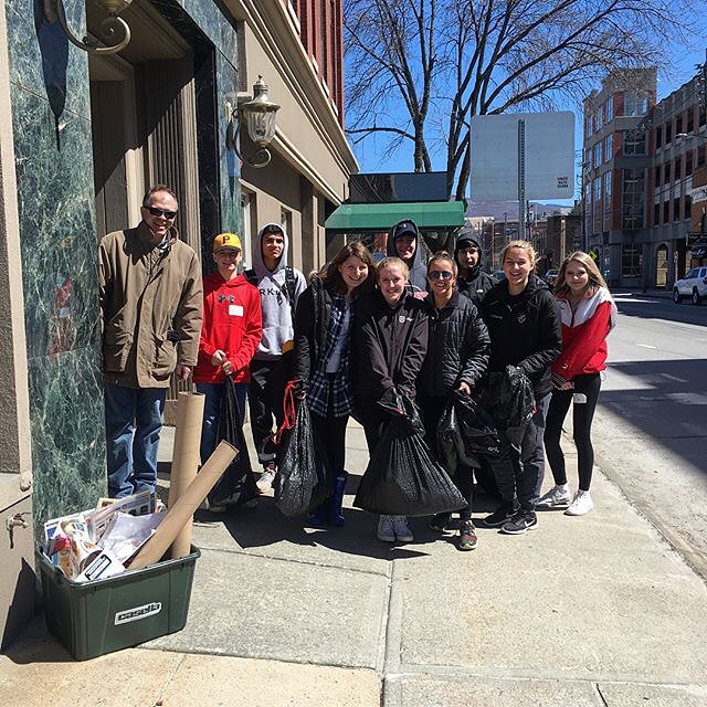 Let’s hear it for our GIN Conference high school students — they helped keep downtown beautiful yesterday by cleaning up winter’s leftovers 👏 #RealRutland #downtownrutland #rutvt #thisisvt #lovewhereyoulive