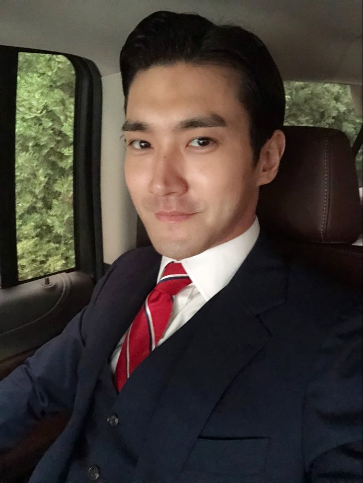 _seewon's tweet photo. Look alike a baby and his father's picture but nah,  both are siwon 😂 #HappySiwonDay https://t.co/75oMKG2pzc