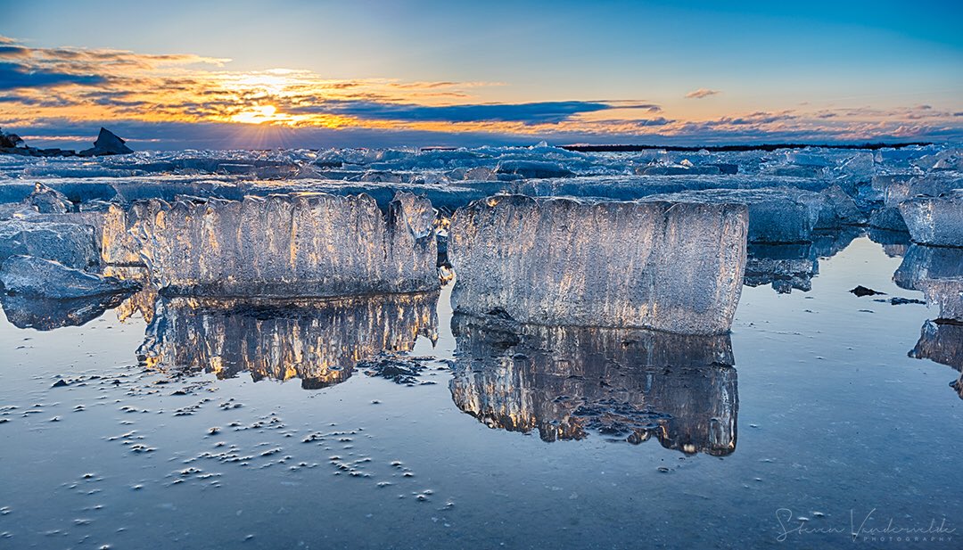 _SVphotography's tweet photo. Natural ice sculptures bask in the light of the rising sun on the shore of Lake Ontario in Bath, Ontario
#ThePhotoHour #StormHour https://t.co/r1wGkNK0R4