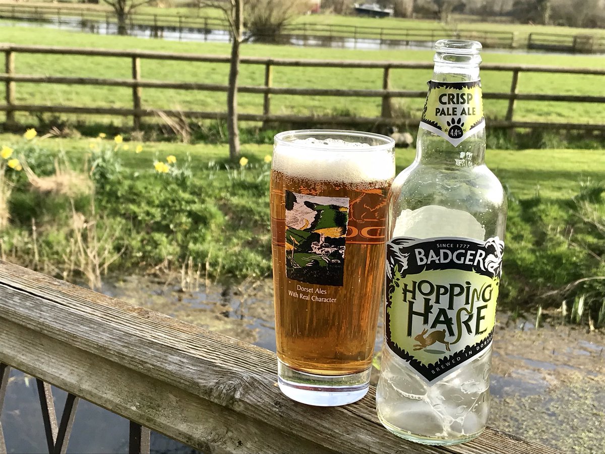 73cath's tweet photo. @Badgerales this is what sunny days in #Dorset are meant for #HoppingHare @PhilParslow75 😎🍺 https://t.co/r5M35QA77f