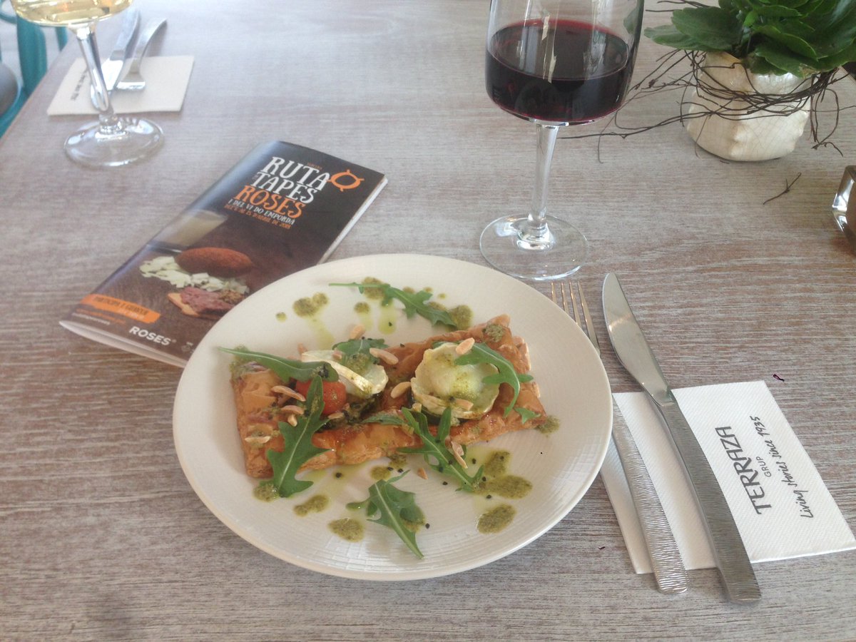 LisavdBergh's tweet photo. Inici de ruta amb tapa @Hotel1935   #RutaTapesRoses @Visitroses Boníssima!!! https://t.co/yTiHMpwtHe