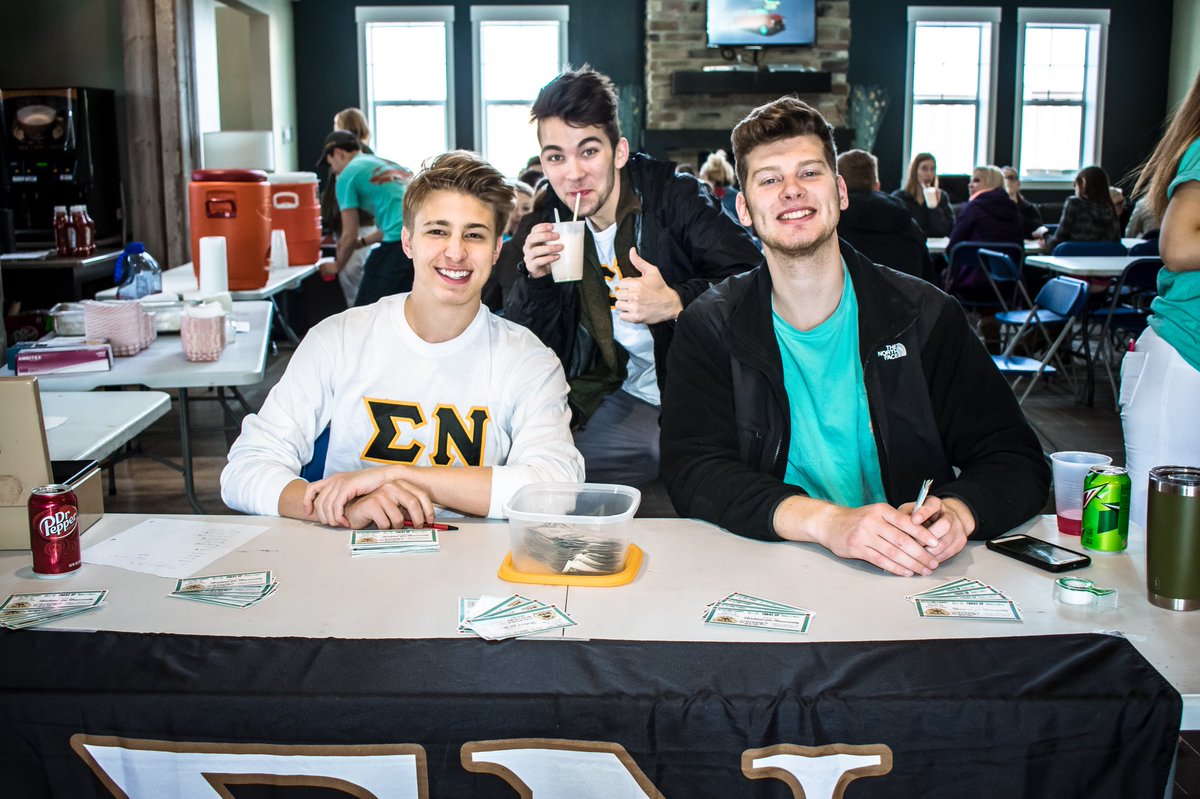 SigmaNuMNState's tweet photo. Big smiles because it’s Friday 🙌 #LHT #SigmaNu https://t.co/8q4wo4xhso