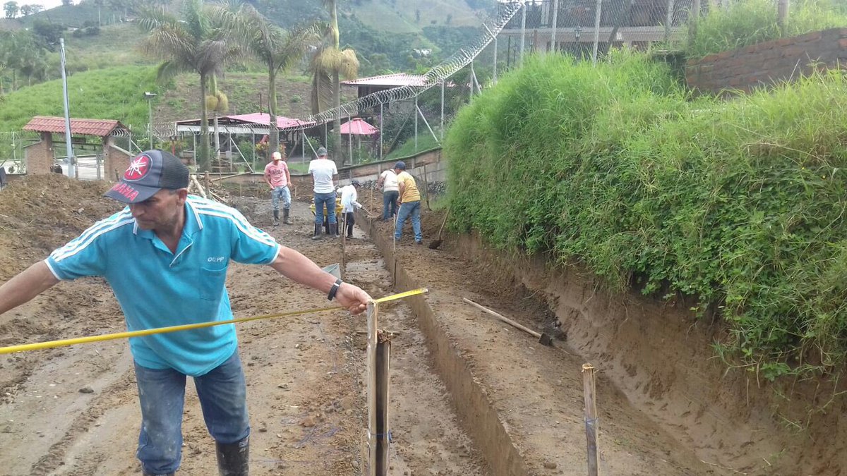 Alcaldiastarosa's tweet photo. De la mejor manera recibieron los habitantes de la vereda La Gorgonia, el inicio de obras en la vía principal del sector, allí se construirán 80 metros de Placa Huella, con una inversión de $14 millones por parte de la Administración Municipal. @HAriasMejia @Micuel4 @jeanorva https://t.co/od8HseCxfN