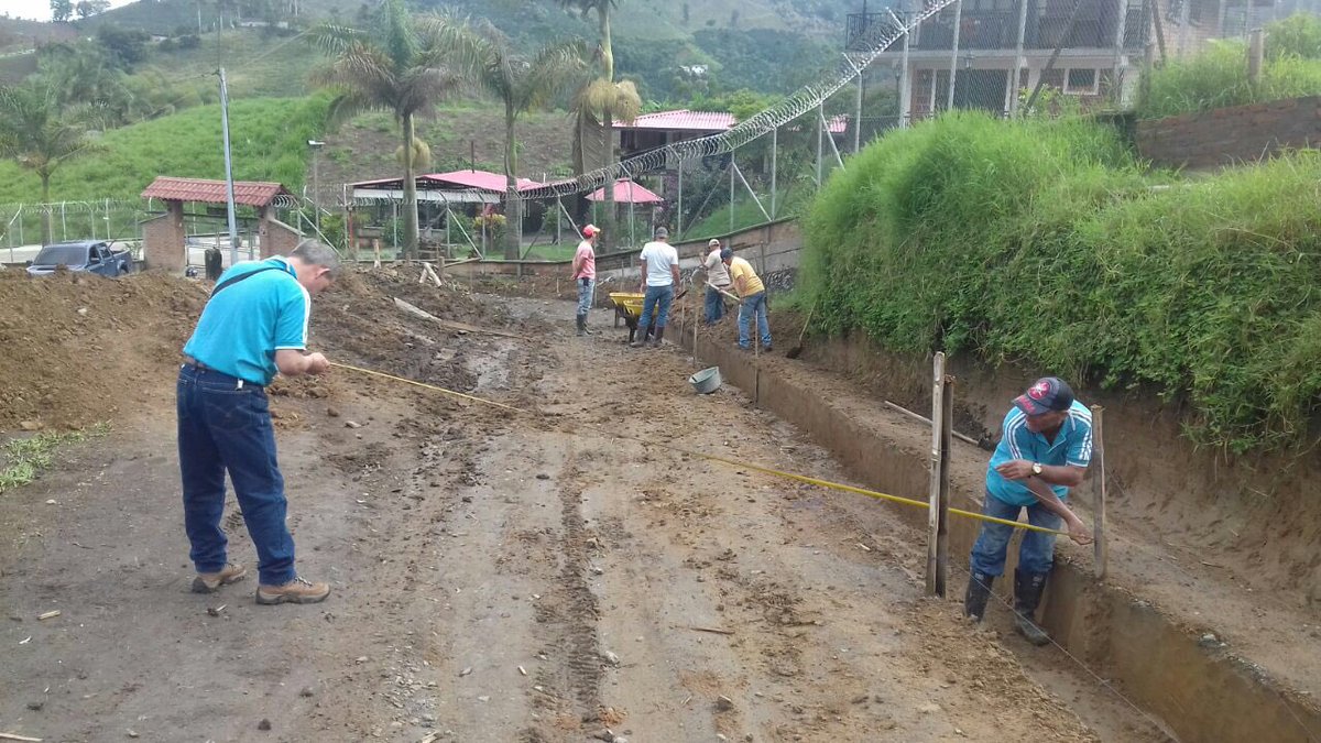 Alcaldiastarosa's tweet photo. De la mejor manera recibieron los habitantes de la vereda La Gorgonia, el inicio de obras en la vía principal del sector, allí se construirán 80 metros de Placa Huella, con una inversión de $14 millones por parte de la Administración Municipal. @HAriasMejia @Micuel4 @jeanorva https://t.co/od8HseCxfN