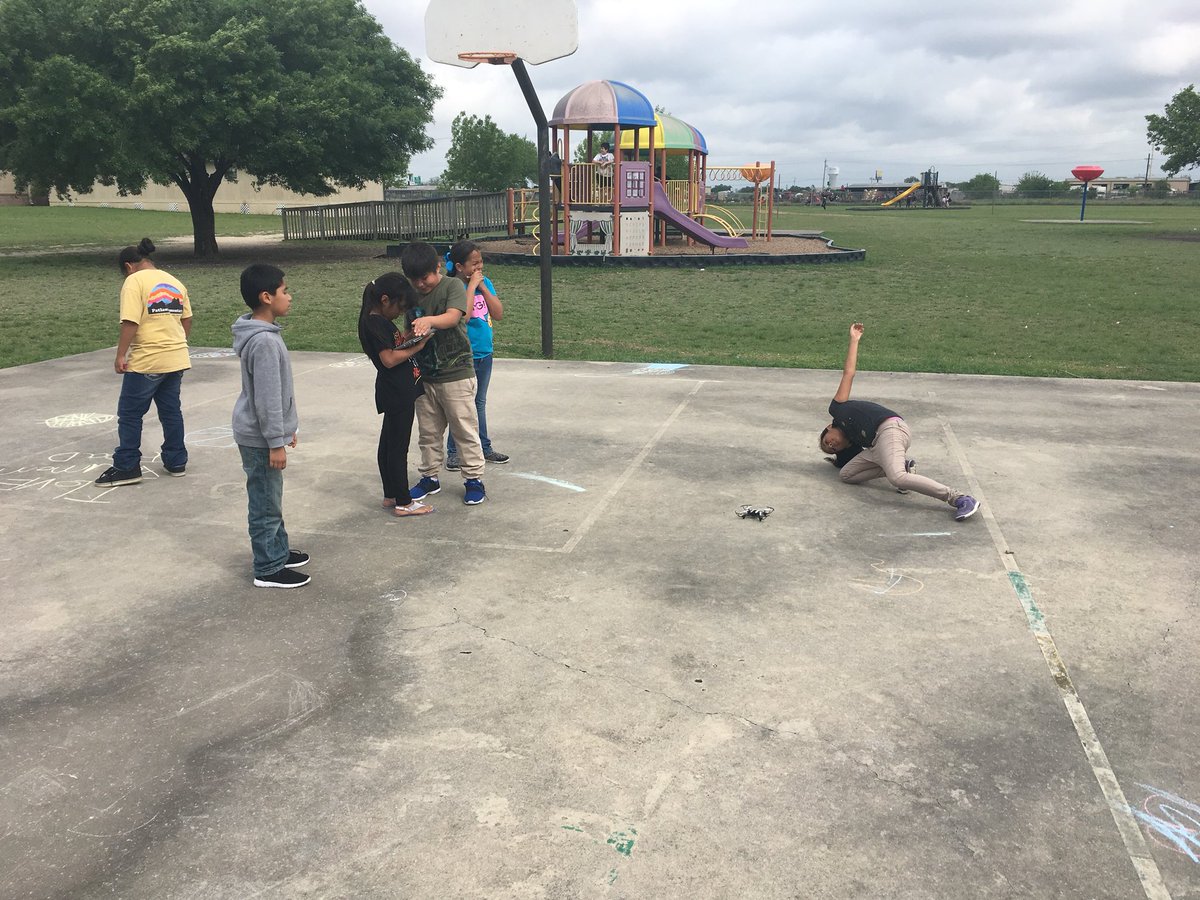 PatlanES's tweet photo. Patlan 3rd graders went outside to write code with Tynker to program their drones. #MatadorPride #MatadorLearners #gotDrones https://t.co/8AQ933HfU8