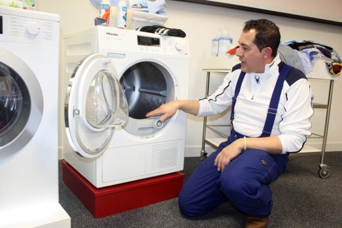 amosdecasa's tweet photo. Estamos a las puertas del cambio de ropa de temporada  Y Sorpresa!! La #lavadora y #secadora ya no da más. Te aconsejo @amosdecasa #pedrocaballero una solución para que estes tranquilo #promocionprimavera hasta 31-5-18 y como mínimo 20 años @MieleEspana https://t.co/2FhMPztzGd https://t.co/SHMC7lzKwK