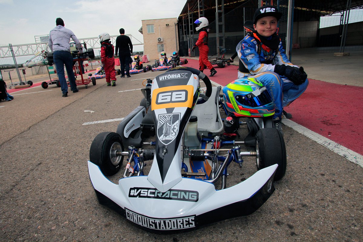 VitoriaSC1922's tweet photo. Temos #Conquistador nas pistas 💥💨 
6⃣8⃣José Pinheiro - @VitoriaSC1922 
Sabe mais 🚖 https://t.co/oMkzUeWX5J
#VSCRacing #Conquistadores #Karting https://t.co/VEkPdSWEKv