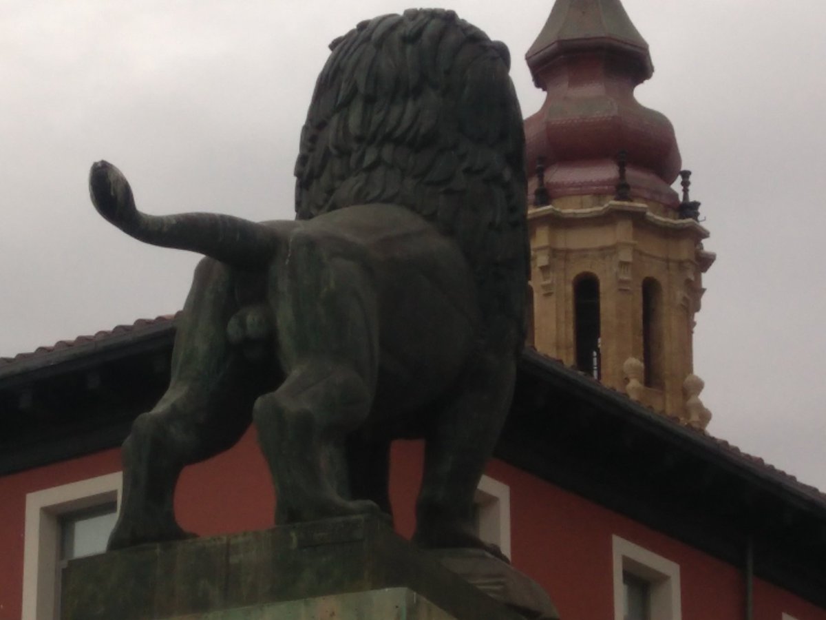 adanmateu's tweet photo. ¿Quién los tiene más grandes?

Los leones del Puente de Piedra (Zaragoza) RT🔃
El caballo de Espartero (Logroño) FAV❤ https://t.co/zksKrw5391