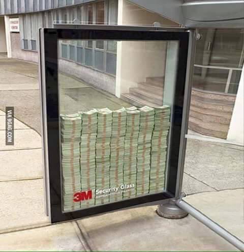 mariotvz's tweet photo. En Canadá, la empresa 3M que hace cristales blindados instaló una caja de cristal con 3 millones de dólares en una parada de autobús, con el lema: "Si puedes romperlo te quedas con el dinero".  ¿Cuánto tiempo crees que dure en tu país? #Mariotvz https://t.co/c4PAUI0SV0