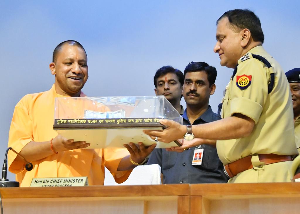 CMOfficeUP's tweet photo. ‘डायल-100’ परियोजना को और सुदृढ़ बनाने के उद्देश्य से 1600 दो-पहिया वाहनों को भी इस प्रणाली से जोड़ा गया है: #UPCM श्री #YogiAdityanath https://t.co/p7g9MZJIuT