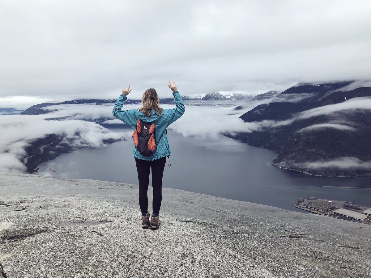 emilyjeanbriggs's tweet image. Nothing beats a hike for getting to know people and what they’re all about. Shoutout to @ventureweb for hosting—and for bringing us chocolate and toques! #CIMC2018