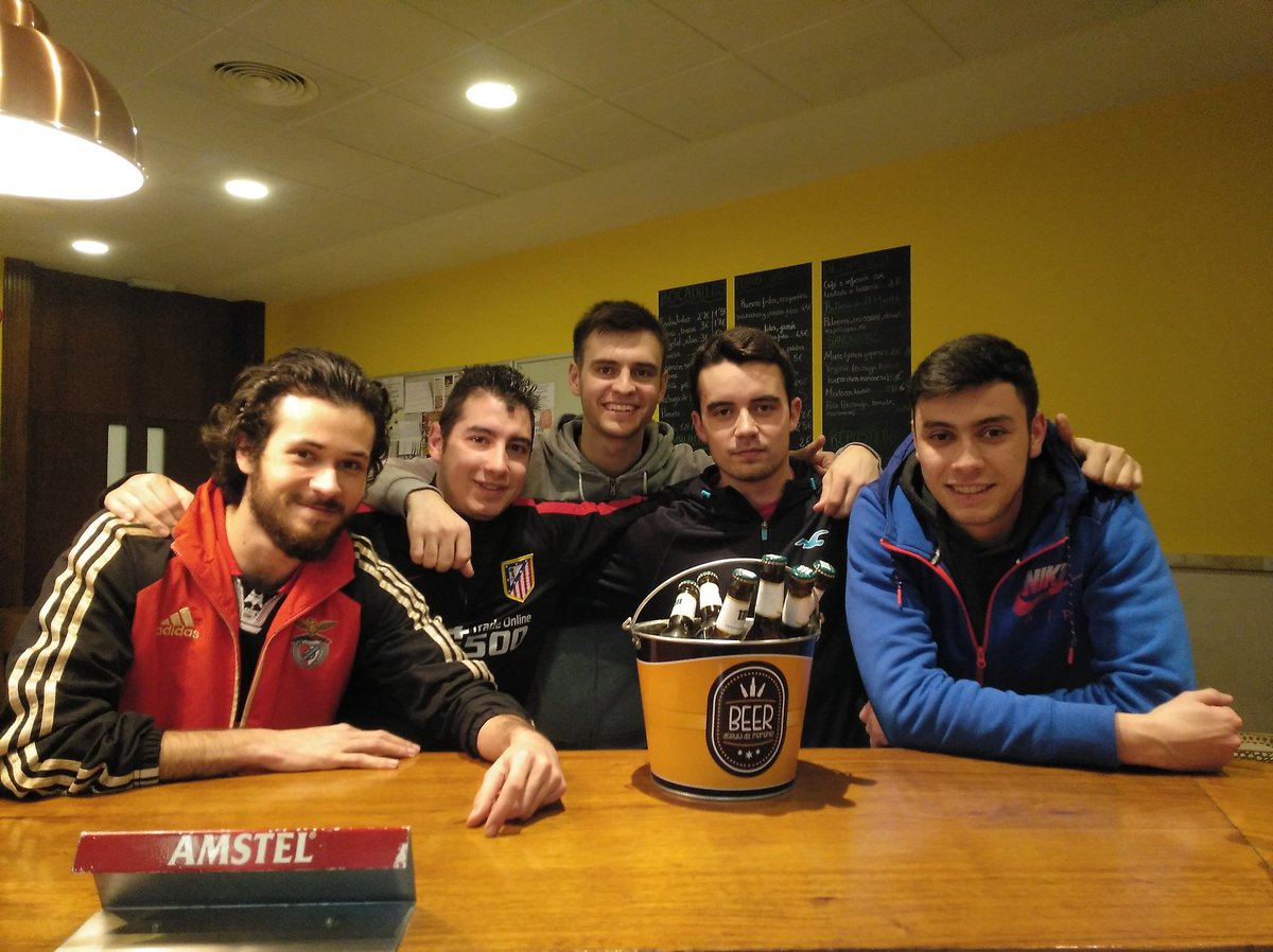 Ya han vuelto nuestros chicos de fútbol sala de los octavos de la Champions de la URJC. Y aunque los penaltis les han privado de jugar los cuartos vuelven con el orgullo intacto y la cabeza bien alta. Y si, ya están disfrutando del cubo que lleva su nombre.