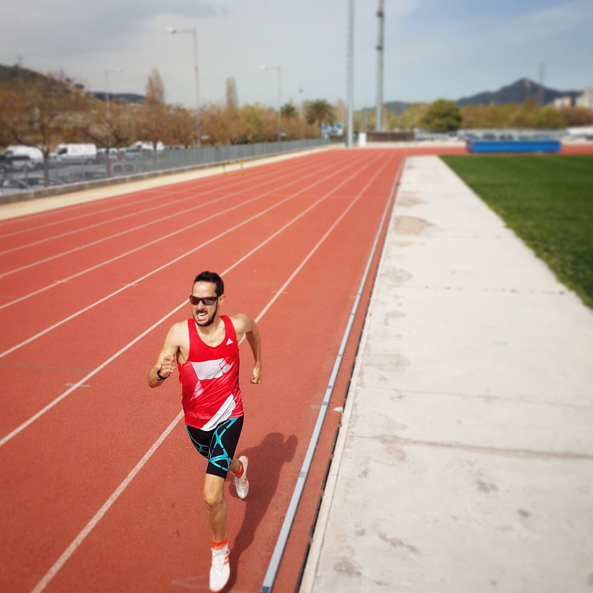 carlosrojo85's tweet photo. ¡Otro día en la oficina!

Hoy era otro de esos días duros, de los que toca correr rápido y donde los fonderos no nos sentimos cómodos.

Pero aquí cada día es de puro disfrute. Dejándome la vida desde la primera a la última.

¡Seguimos!

#feedyourdreams #gymforless #atletismo #run https://t.co/3lZIorYPLv
