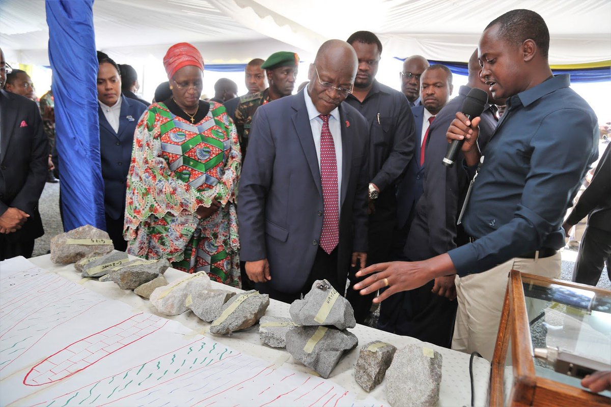 Hakingowi's tweet photo. πΈ-IKULU
Rais Dkt @MagufuliJP atembelea Maonyesho ya #Tanzanite -#Mererani ππππππ
Rais Dkt. @MagufuliJP akitembelea maonesho ya madini ya #Tanzanite wakati wa sherehe za kuzindua ukuta kuzunguka migodi ya #Tanzanite #Merelani wilaya ya #Simanjiro mkoa wa #Manyara leo https://t.co/tgLdisuPX3