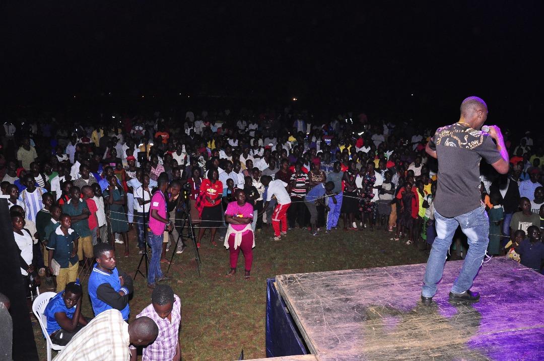 EmmanuelLuvuuma's tweet photo. Massive turn up for the family planning concert at masindi by @phauganda @YoSpace_Ug @Mechodu
#FPMuNdongo https://t.co/Lh2wJxcPdF