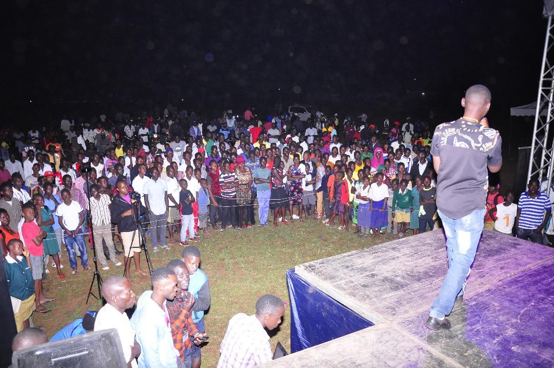 EmmanuelLuvuuma's tweet photo. Massive turn up for the family planning concert at masindi by @phauganda @YoSpace_Ug @Mechodu
#FPMuNdongo https://t.co/Lh2wJxcPdF