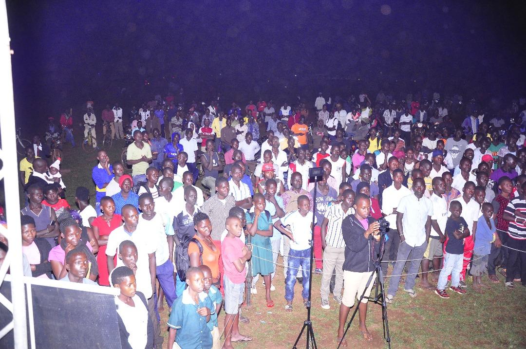 EmmanuelLuvuuma's tweet photo. Massive turn up for the family planning concert at masindi by @phauganda @YoSpace_Ug @Mechodu
#FPMuNdongo https://t.co/Lh2wJxcPdF