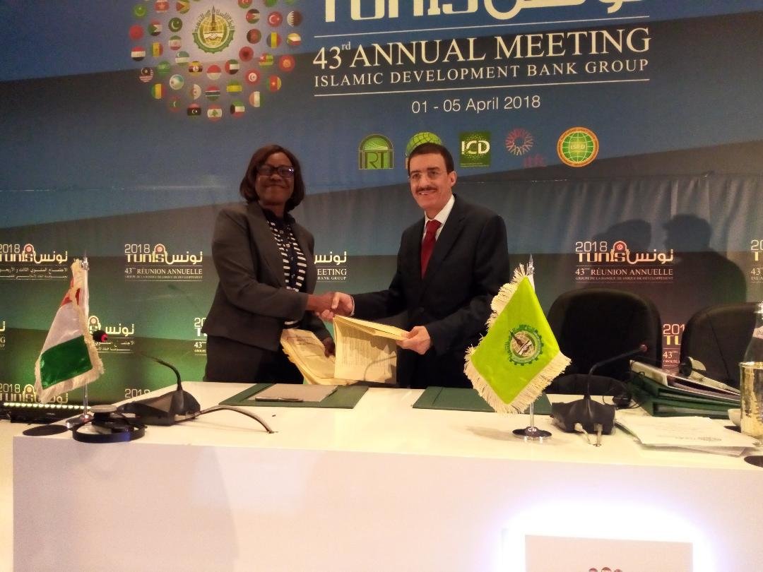 [#EnseignementSuperieur]
#GOUVCI #MPD 
La Côte d'Ivoire 🇨🇮 et <a href="/isdb_group/">IsDB Group</a> signent l’accord de financement de la construction de l'Université de Bondoukou, en marge de la 43ème #IsDBAnnualmeeting qui s’est tenue du 03 au 05 avril 2018 à Tunis.
#NialeKaba