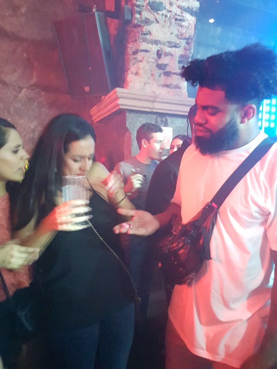 SanCadilla's tweet photo. Y qué tal @EzekielElliott anoche, dándole gusto al gusto en el antro Janis de 🤔Querétaro, donde dará una clínica.

Por cierto ¿Qué les está ofreciendo el RB de los @DallasCowboys a las chavas? 
[📸@kikemtz89] https://t.co/GkQ107cLqH