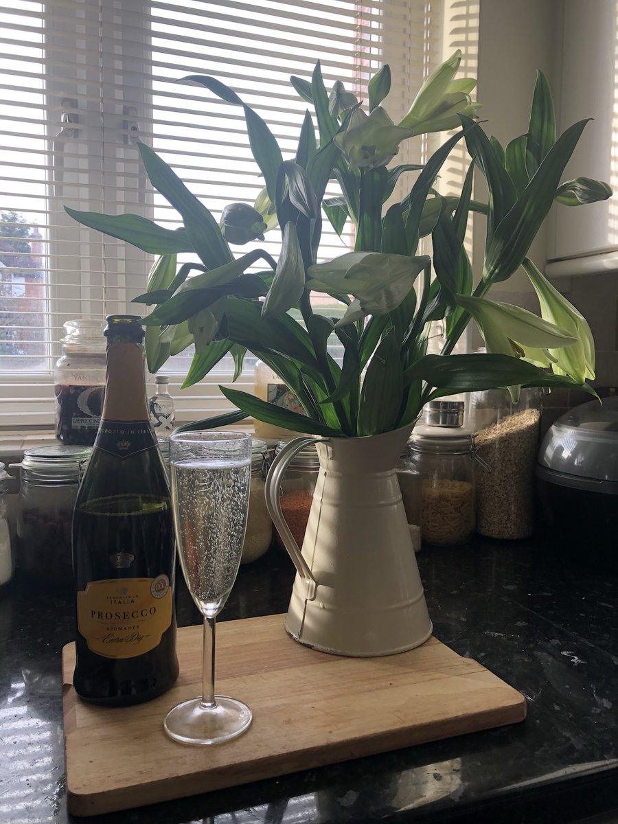 DfRugbygirl's tweet photo. Fizz & flowers Friday 😊
#singlegirls #treatthemselves https://t.co/sOmYvYYU3k