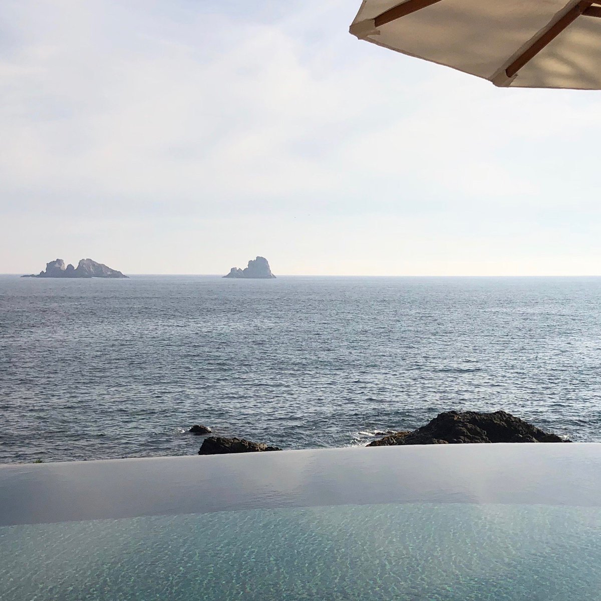 CaladeMarResort's tweet photo. Horizon pool and our beloved rocks. 
Visit Us: https://t.co/4EEvnzWslu 
#perfectgetaway #perfectwedding #mexicobeachwedding #beachwedding #luxurybeachresort #luxurybeachresorts #luxuryseasideresorts #romanticweekend #ixtapazihuatanejo https://t.co/dUw4Eyer4F