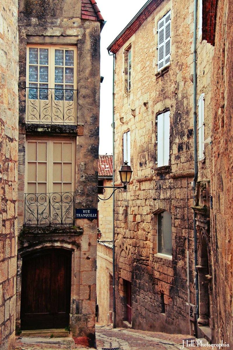 « Rue tranquille - Perigueux »
•
#Perigueux #france #patrimoine #vendrediphoto #photodujour #BaladeSympa #FranceMagique #MagnifiqueFrance #photo #photographer #Photographie #photooftheday