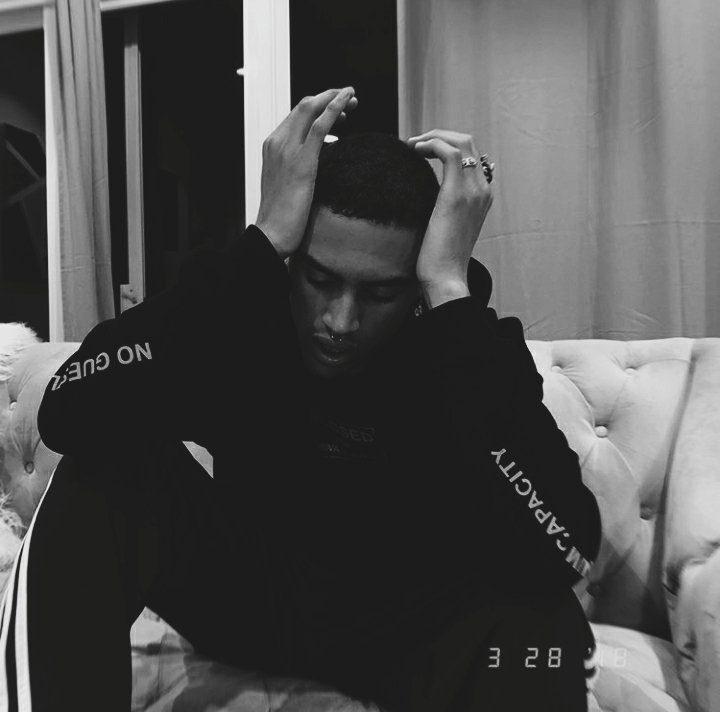 Uma simples silhueta e a minha imaginação viaja nesses versos que deslizam pelo teu corpo. Sou mais um na solidão do real, mas que se deslumbra pela sensualidade exalada desta nudez disfarçada.

                                                •KWS