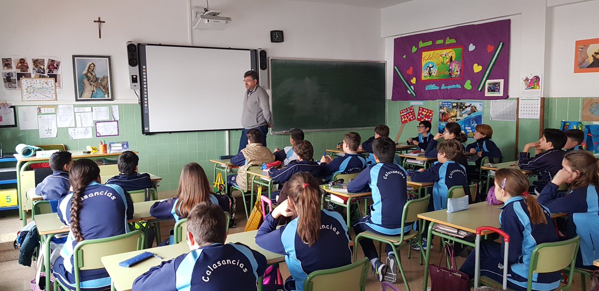CalasanciasMart's tweet photo. Los chicos de 4º de ESO y de 6º EP han tenido la vista del escolapio Fernando Luque, que les ha hablado sobre su vocación y qué significa para él ser escolapio y de como se forjó su vocación en nuestro colegio siendo monitor del MC. 
Un placer tenerte entre nosotros. 
@fernanluq https://t.co/LPcaDOqdH7