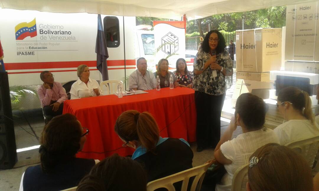 IpasmeOficial's tweet photo. #EnFotos 📸 | Así fue la entrega de artículos del programa "Mi Casa Bien Equipada" a 150 docentes activos y jubilados afiliados al IPASME en Maracaibo, edo. Zulia. 

#ConAmorSeguimosLaMarcha
 
@NicolasMaduro @JauaMiranda @mbermudez_21 @IPASMEmcbo https://t.co/6xSeG0TYnt
