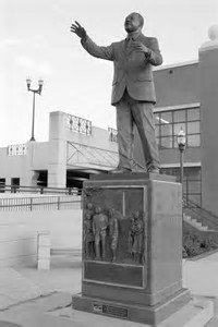 AmericasDrum's tweet photo. @realDonaldTrump JUST #Wondering OUT OF #Fairdom IF THIS #Historic #Figure OF R #Nations #History WILL EVER B #Torn DOWN DURING THIS #Insane #Time OF #Liberals OF #LeftsInsane #LiberalHypocrisy TRYING 2 #Dismember THE #RealTime #History OF R #Blessed #UnitedStatesofAmerica?#TruthBeTold #USHistory https://t.co/aUqpNSyKjh
