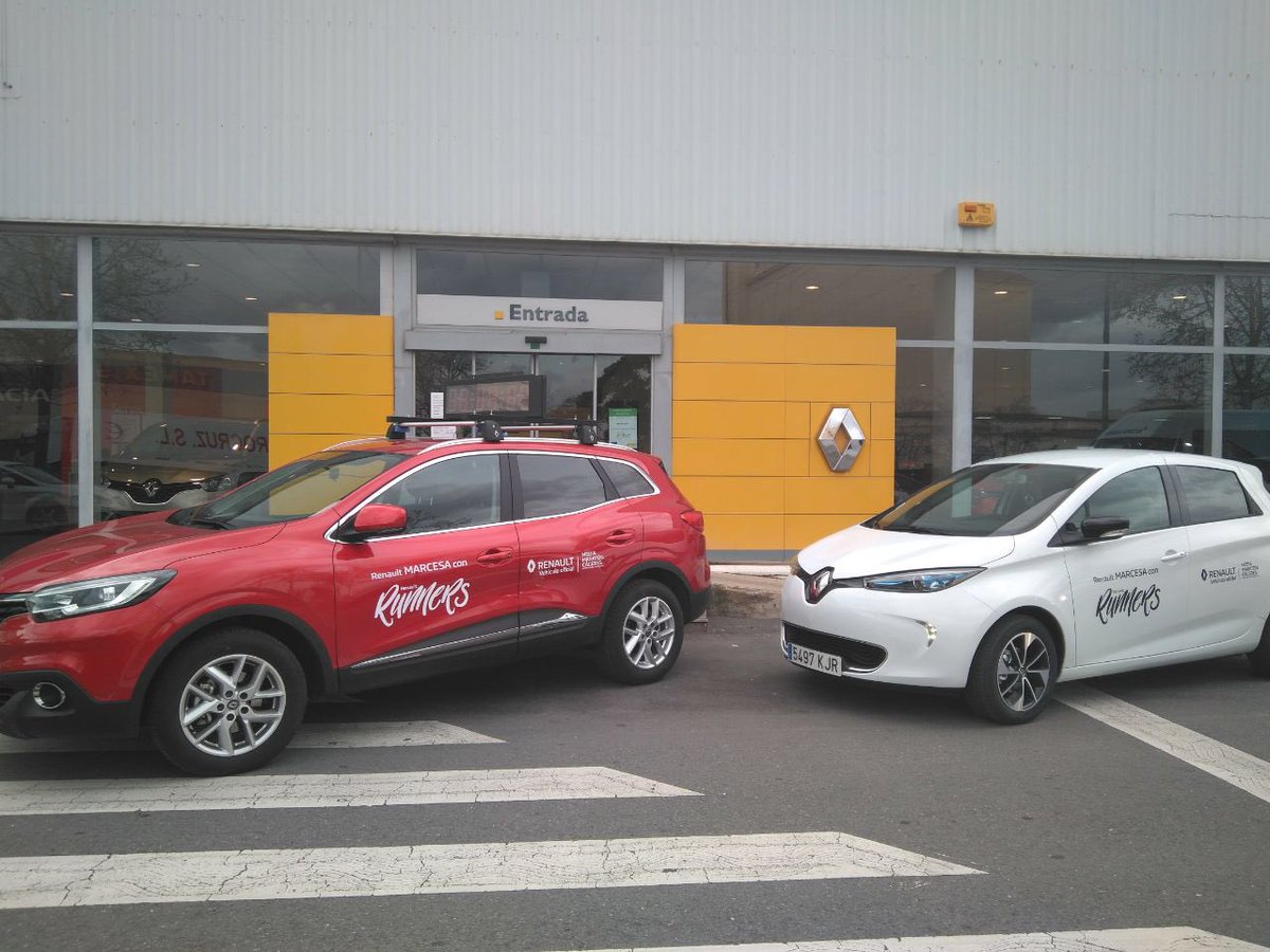 Coches de carrera cortesía @PrensaRENAULT